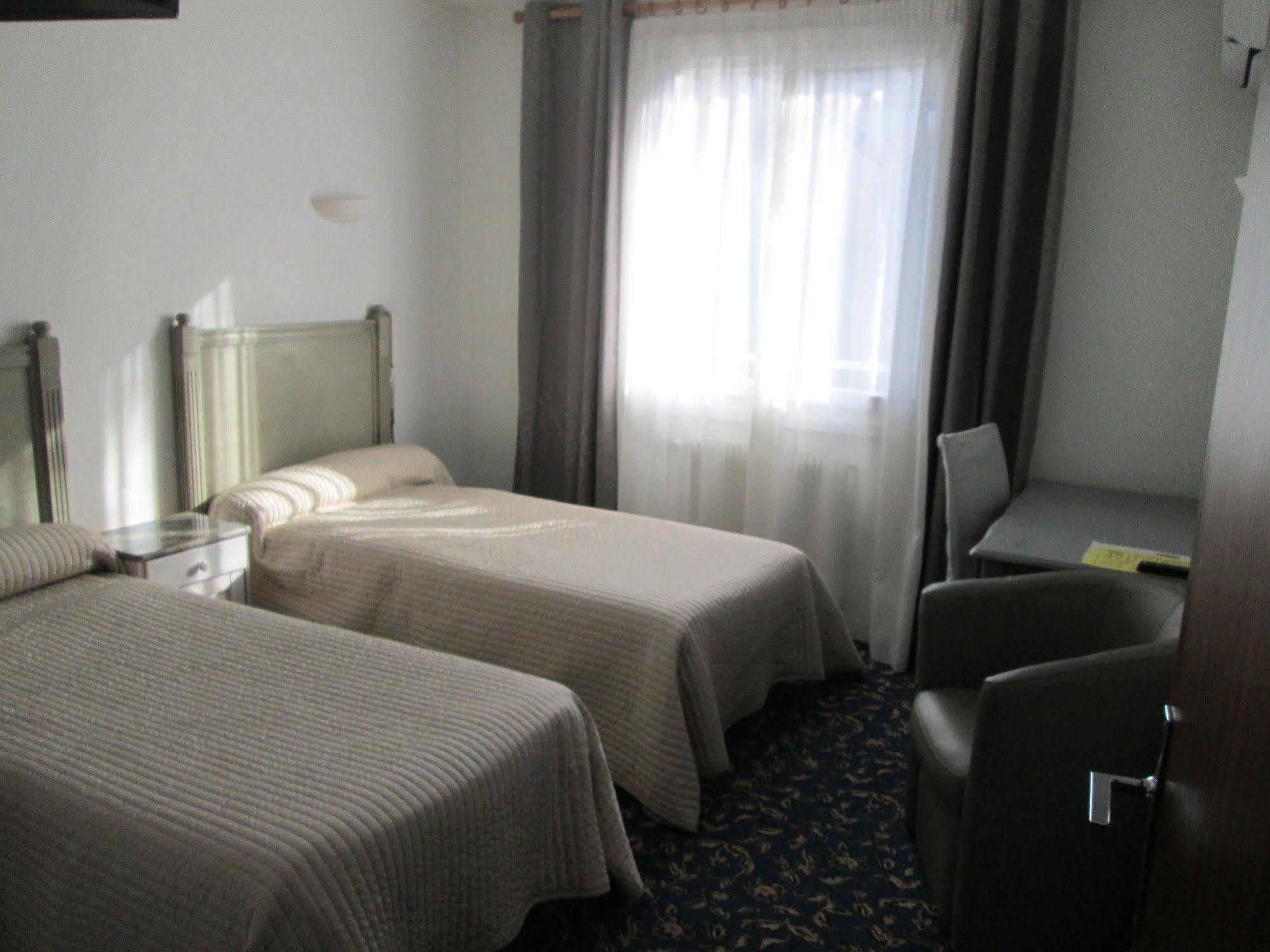 Hotel Victor Hugo Dijon Bagian luar foto